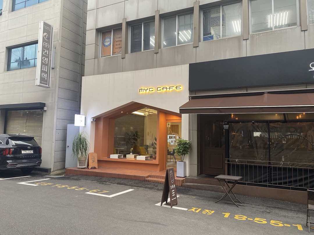 서울 성수동 거리의 건물들