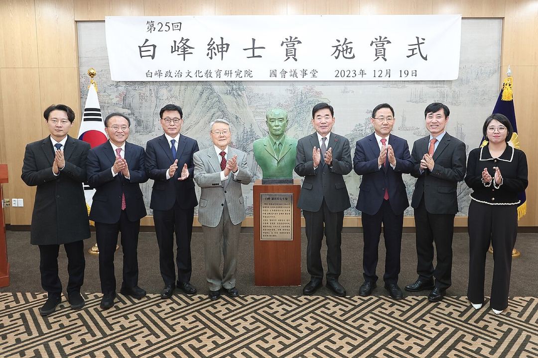 2023년 12월 19일 국회 사랑재 제25회 백봉신사상 시상식에서 박수 치는 수상 의원들(오른쪽 끝 용혜인 의원). 2023년 9월 발언 장면이 아닌 같은 해 대체 사진