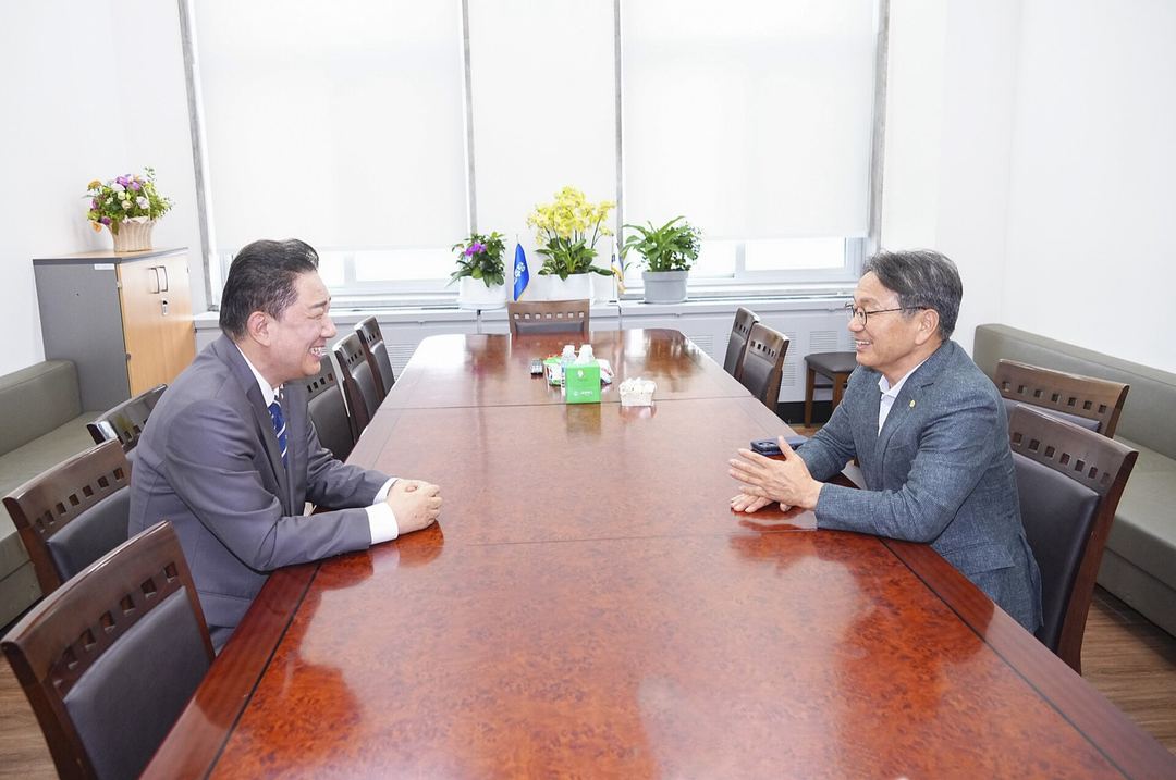 2025년 7월 광주시청에서 강기정 광주시장과 마주 앉은 김병기 원내대표