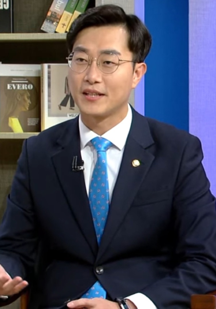 2022년의 장경태 의원(입장 발표 장면 아님)