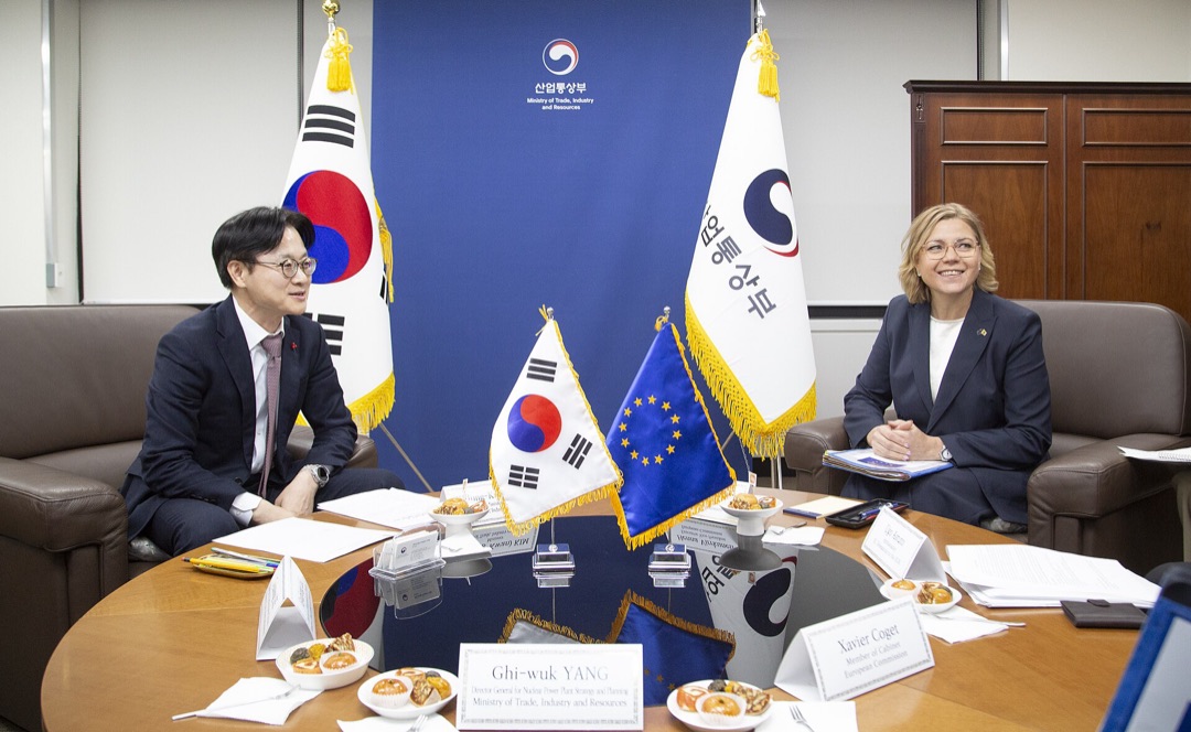 2025년 11월 유럽연합 집행위원과 회담하는 김정관 산업통상부 장관(국감 장면 아님)