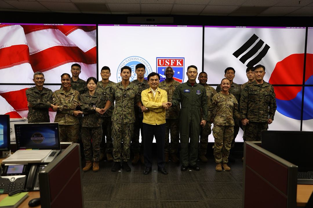 2025년 8월 을지 자유의 방패 연습 중 한미 장병들과 선 안규백 당시 국방부 장관 (대체 사진, 국방위 장면 아님)