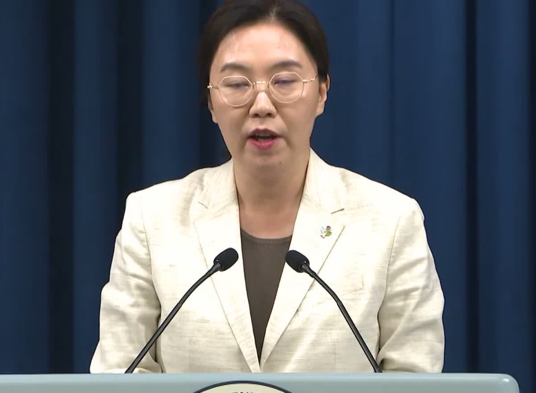 2025년 6월 10일 대통령실 브리핑룸에서 국무회의 결과를 브리핑하는 강유정 대변인(같은 날 브리핑 영상이지만 '갈음' 발언 장면인지는 미확인)