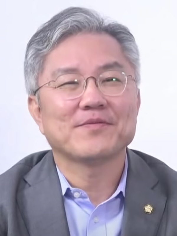 2021년 9월 유튜브에 출연한 최강욱 열린민주당 대표